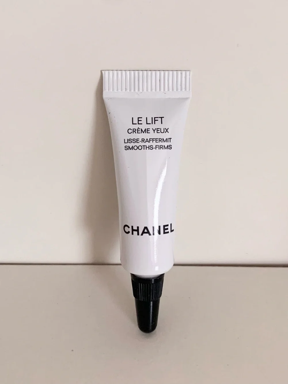 Hold CHANEL Le Lift Crème Yeux Eye Cream 3ml